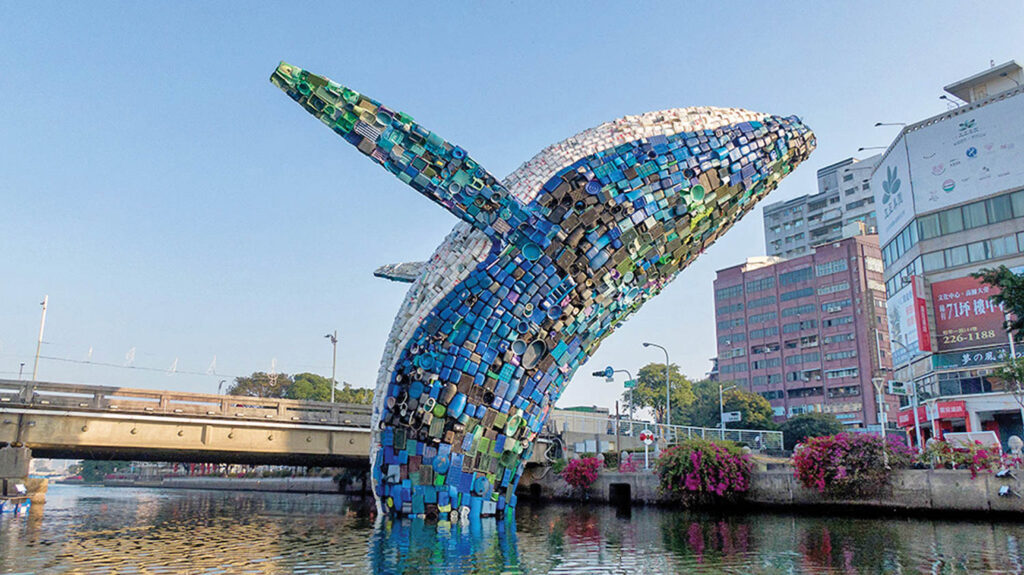 七层鲸鱼艺术从河流上浮