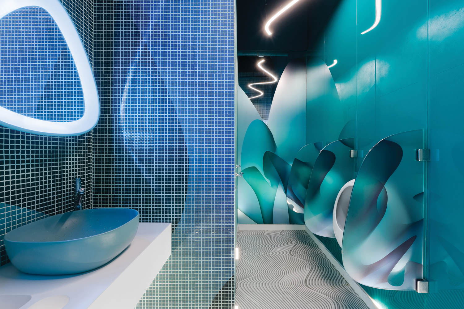 大厅和卫生间 餐厅看起来像水下