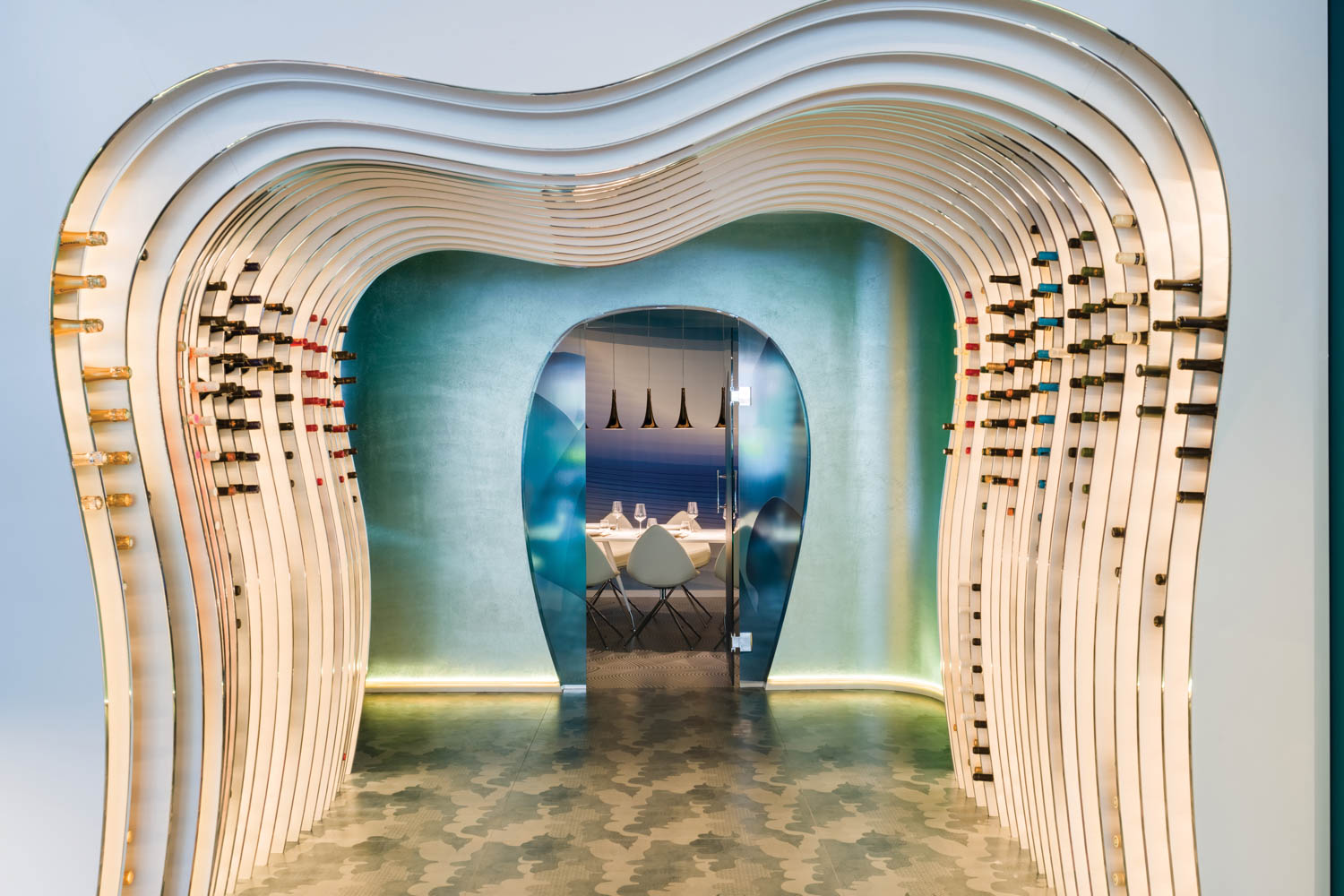 wavy货架装满酒瓶