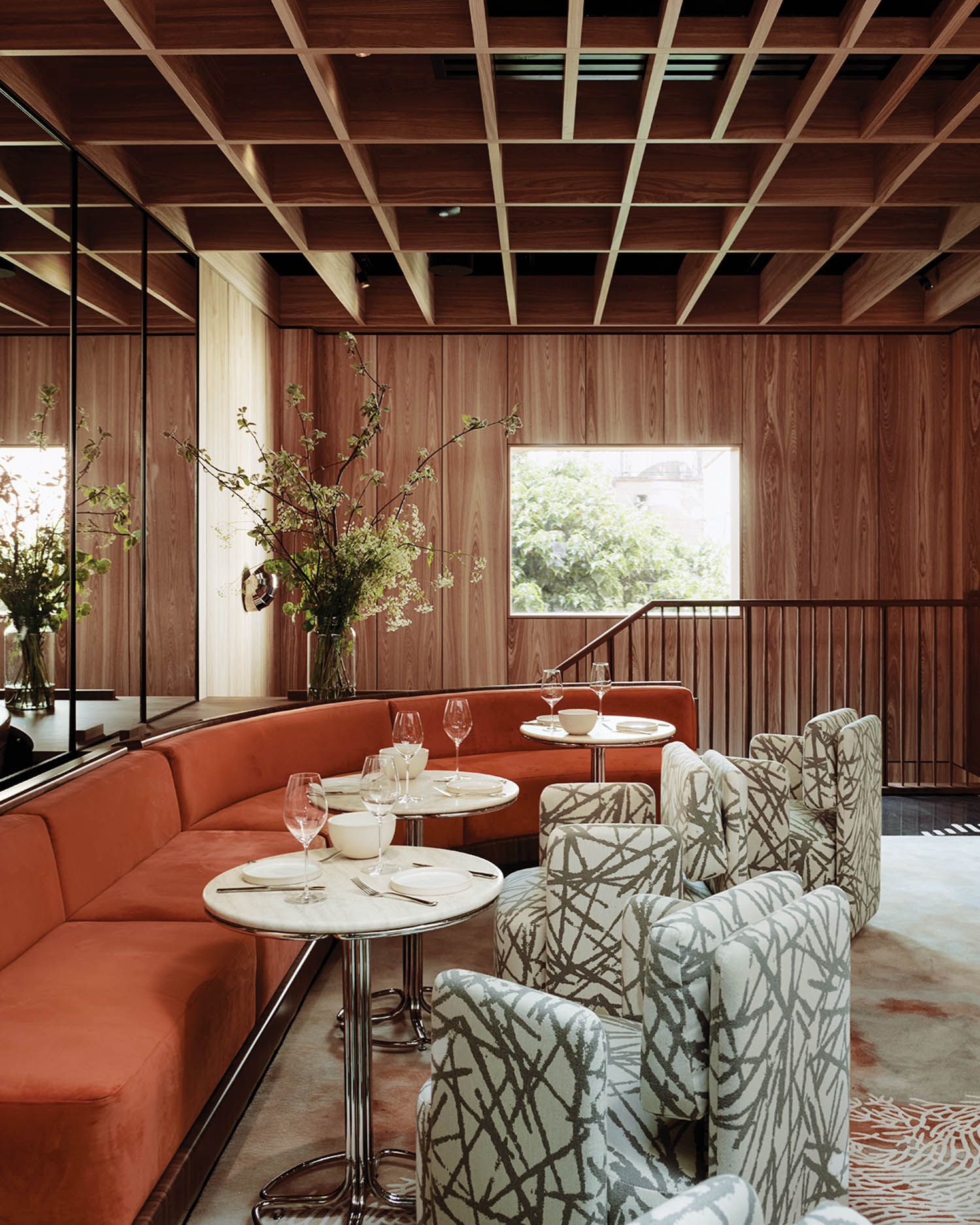 红座和奶油圆餐桌