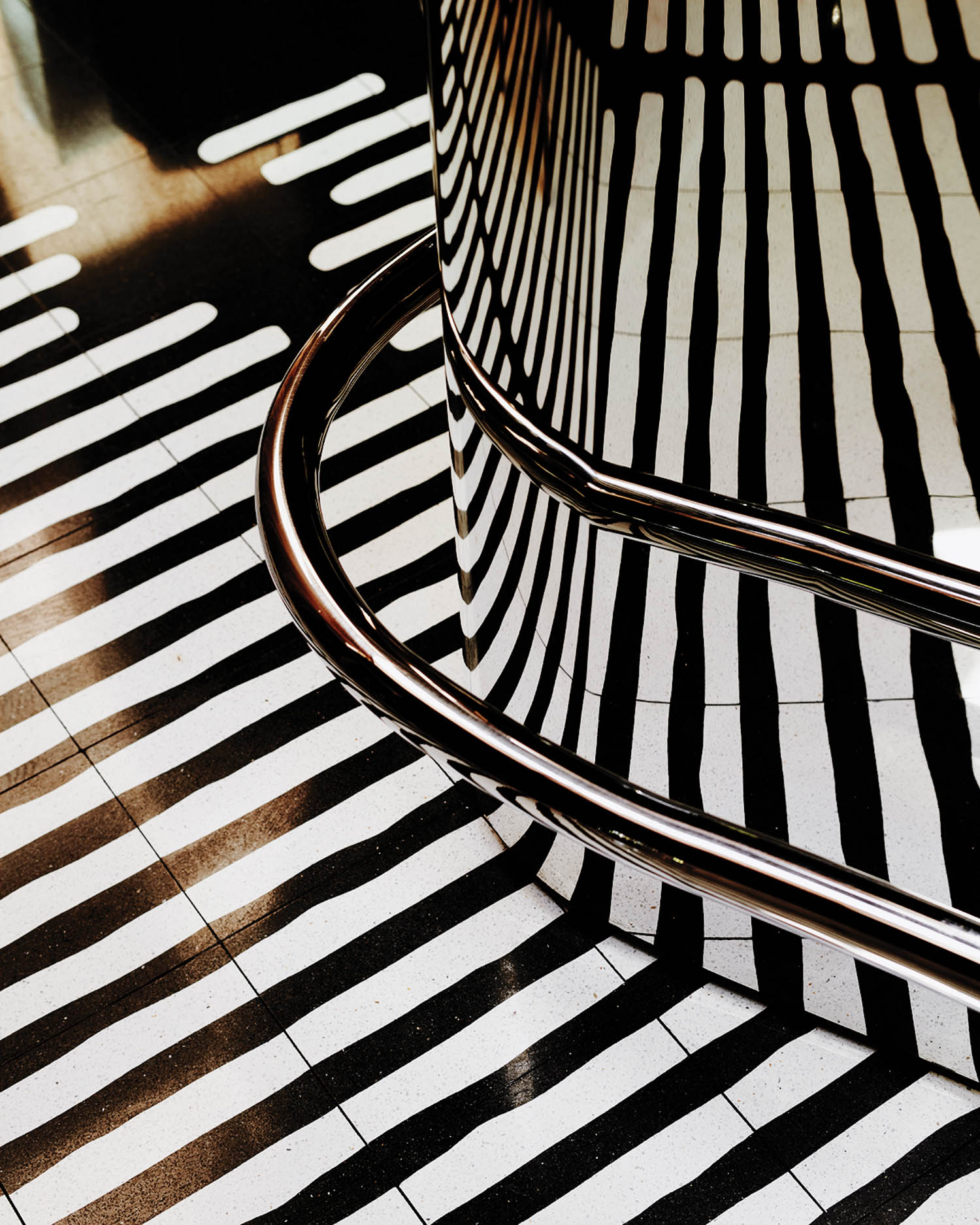 黑白条状地板瓦