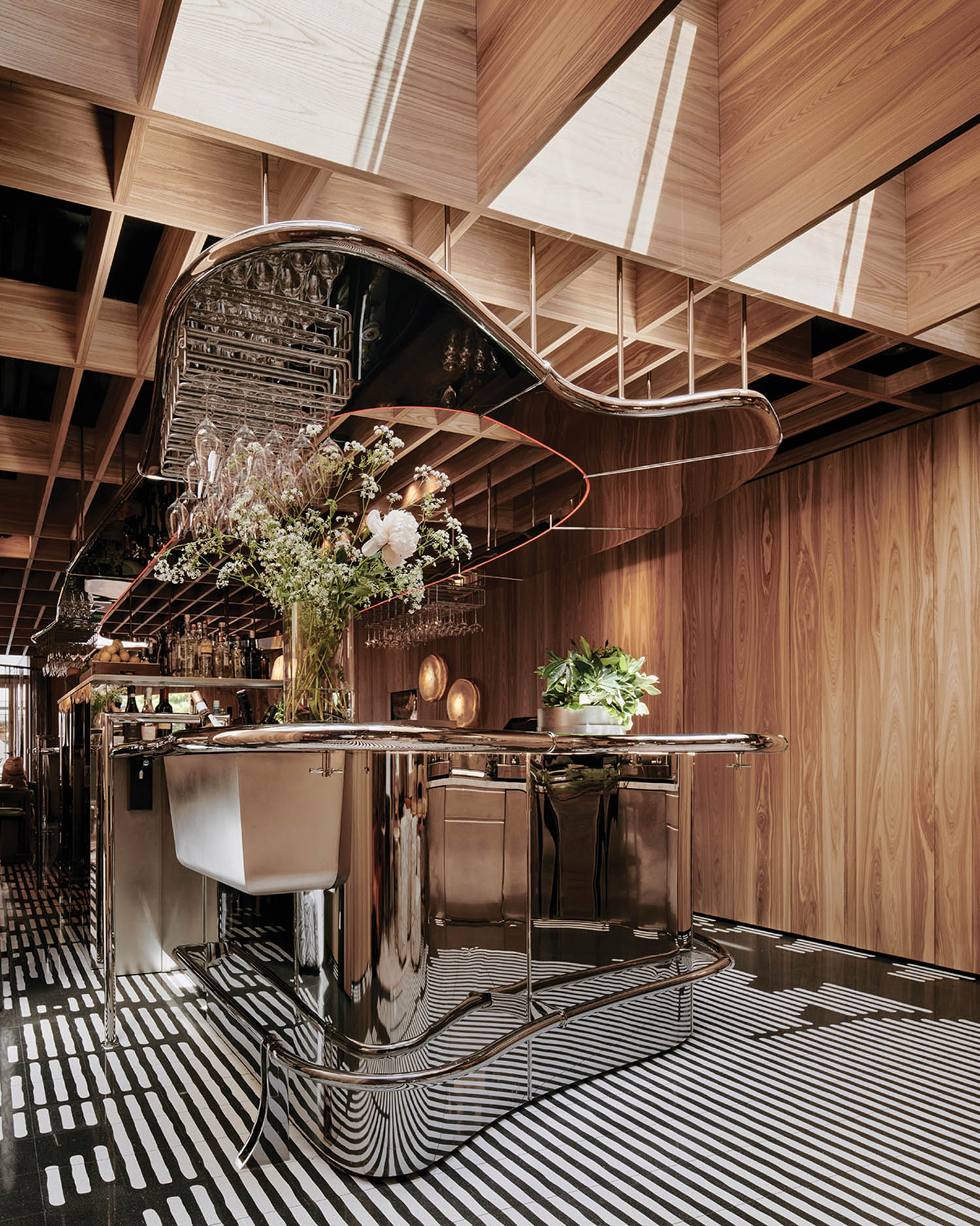 Chrome条前端和伦敦肉鱼安装天花板