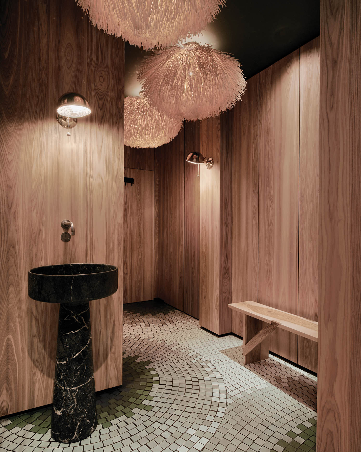 伦敦餐厅卫生间配绿色马赛克瓦