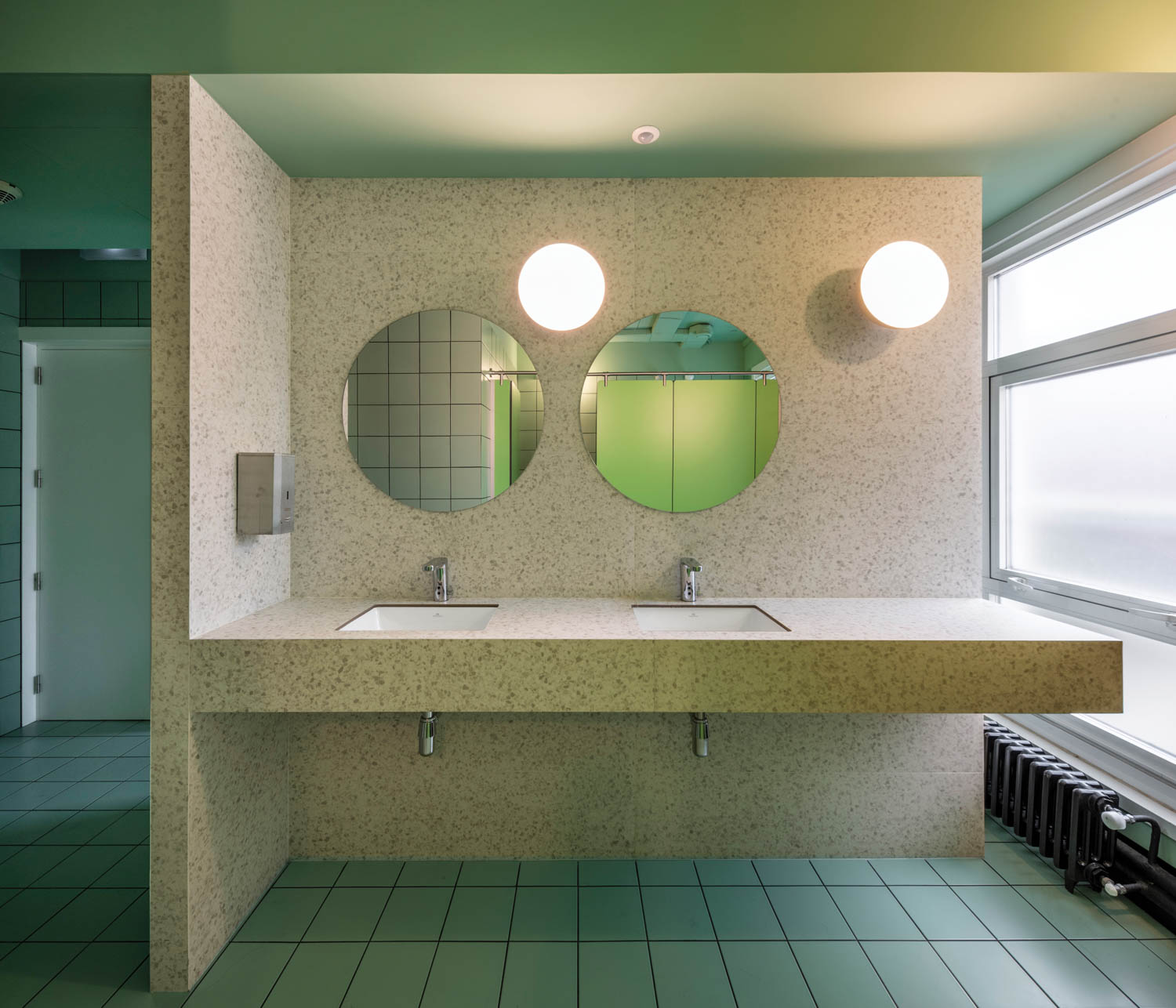 绿色陶瓷瓦洗手间