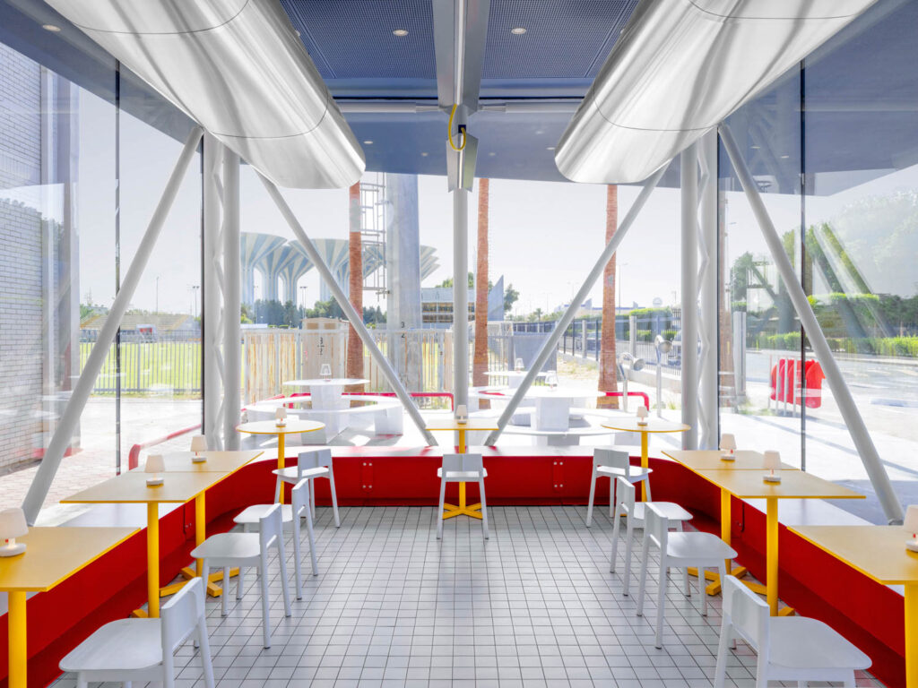 白凳和白瓦地板允许红黄调色板弹出