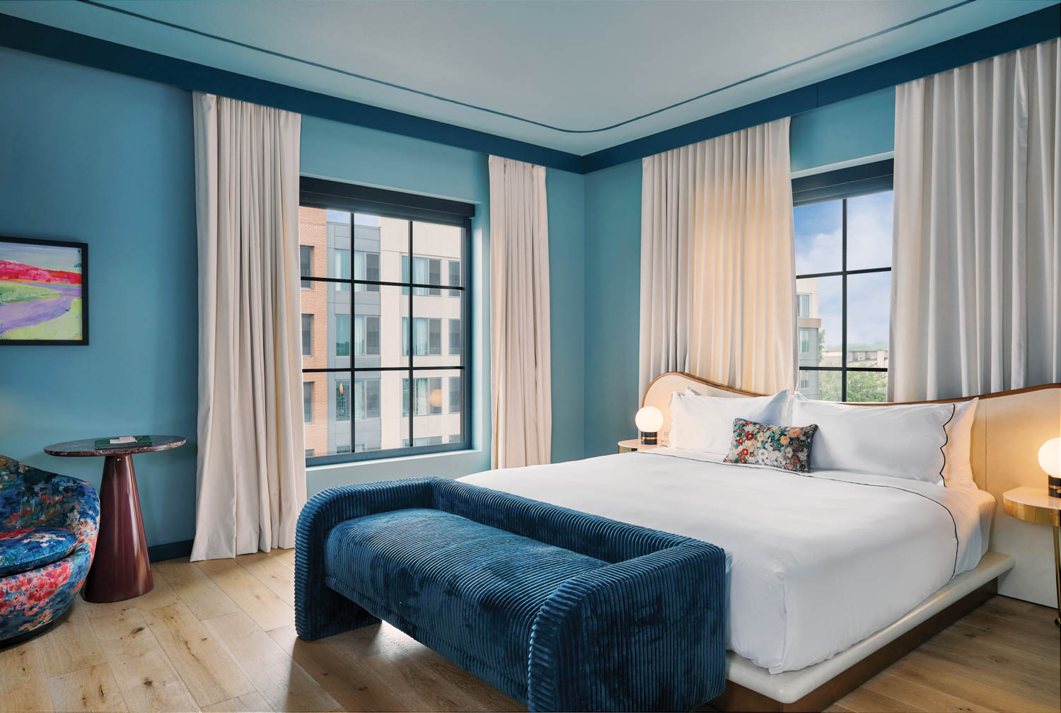 蓝口音从墙上调色 在吉纳维夫酒店客房