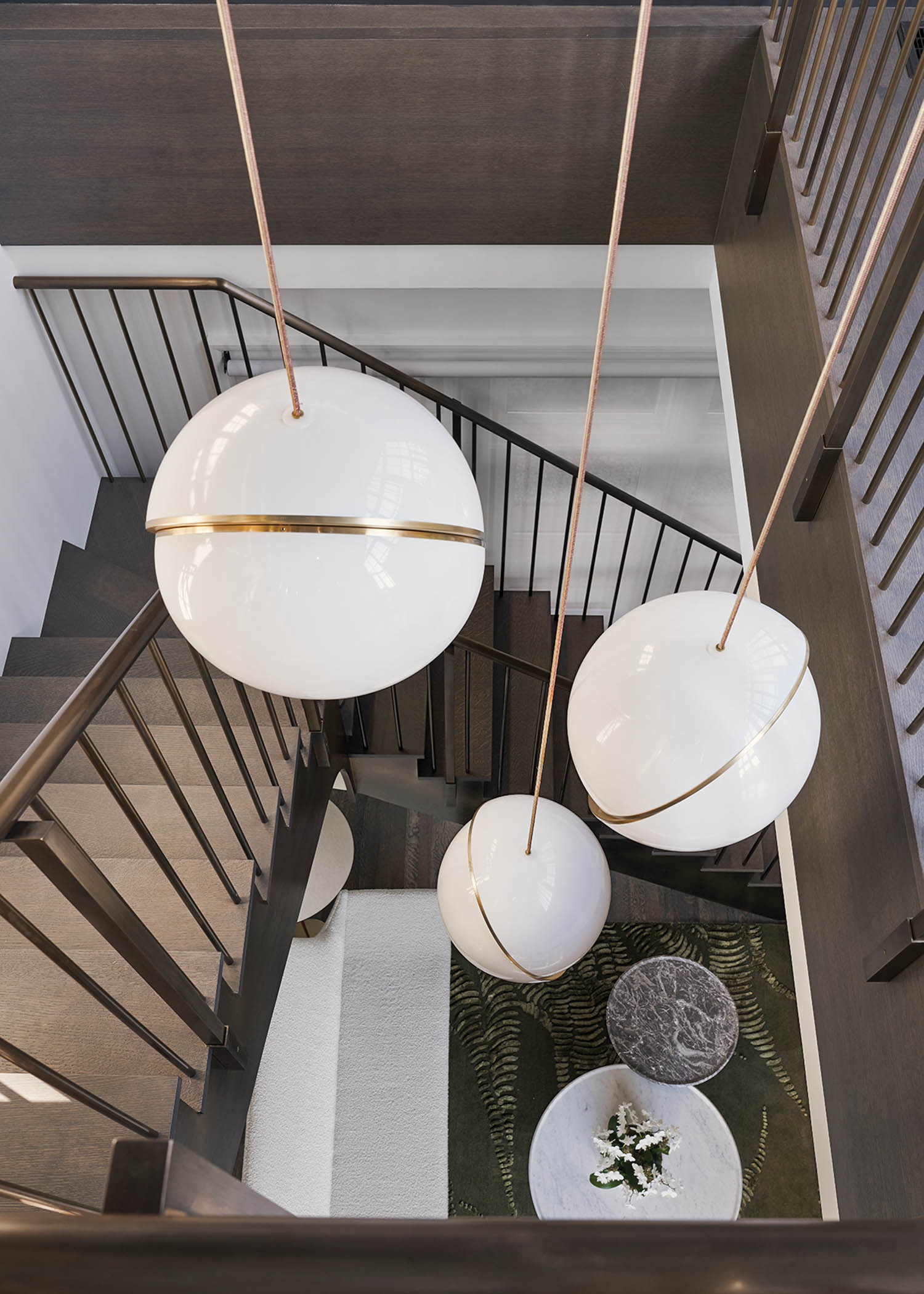 globular嵌套灯挂在楼梯上