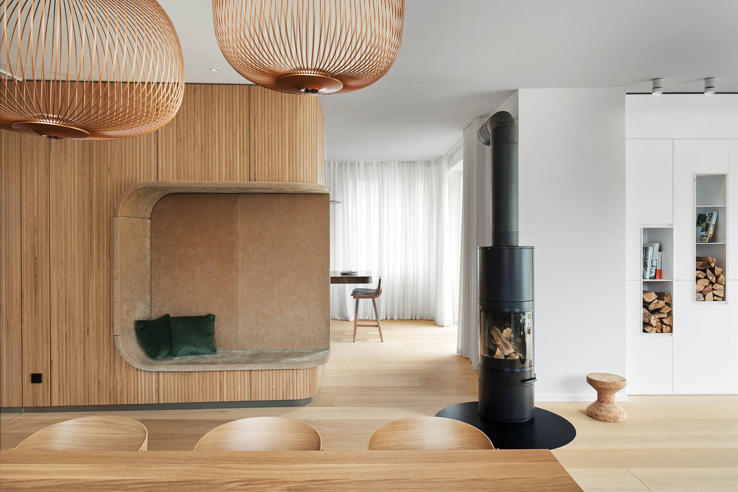 建在起居室壁炉旁