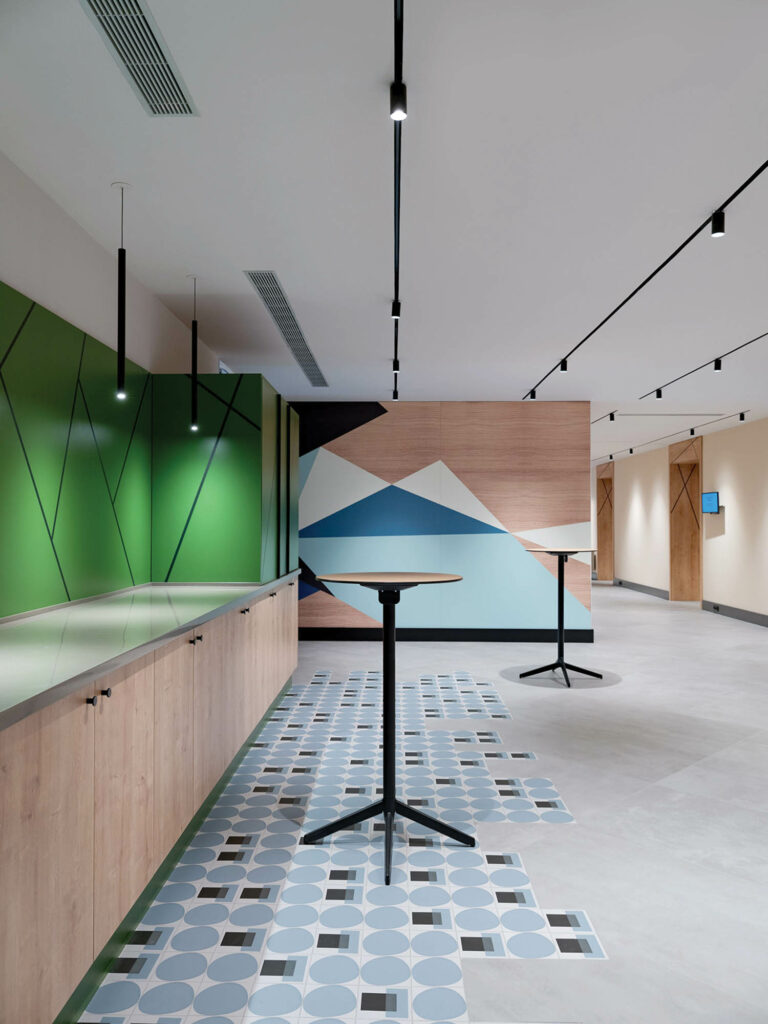 抽象山峰画墙 在酒店这一带