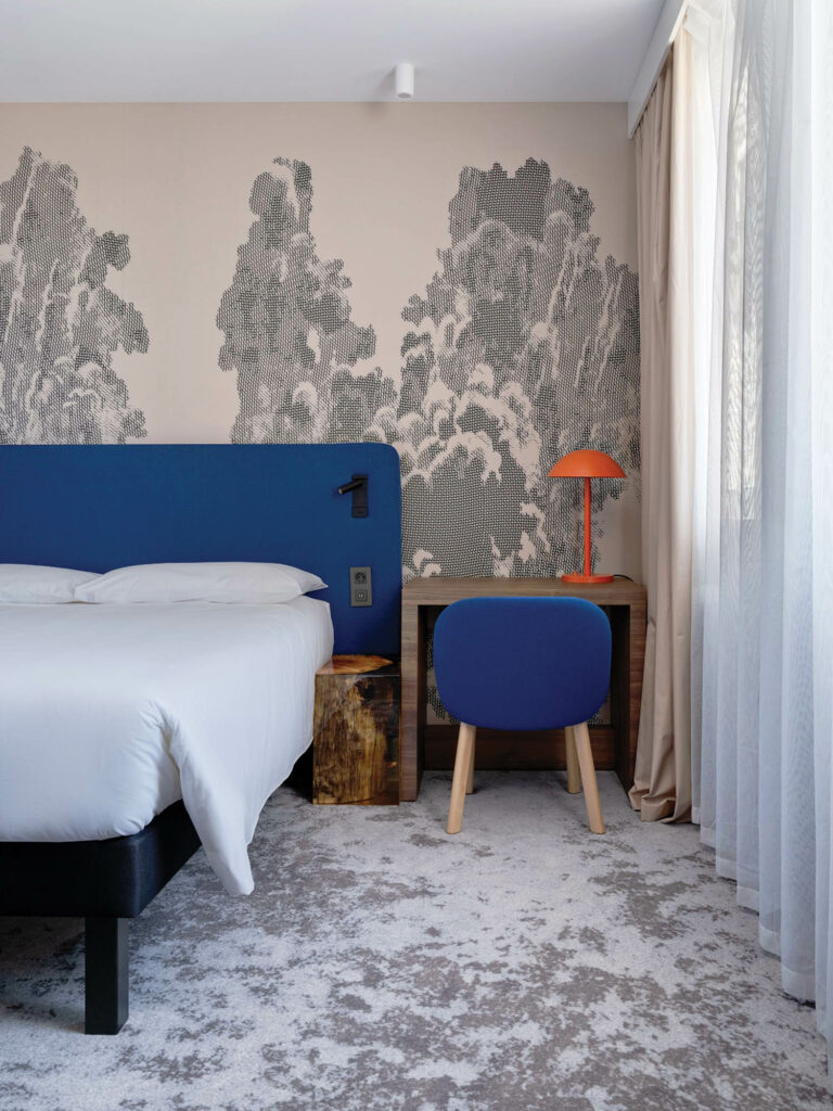 西伯利亚宾馆客房树南床头柜