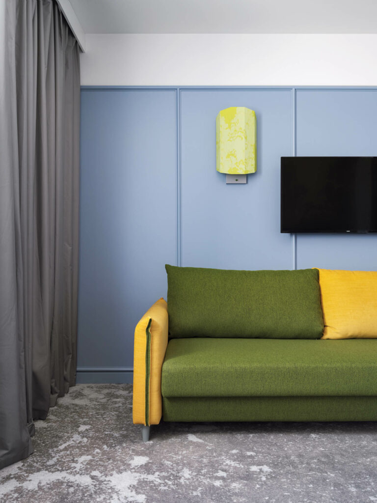 西伯利亚酒店客房绿沙发