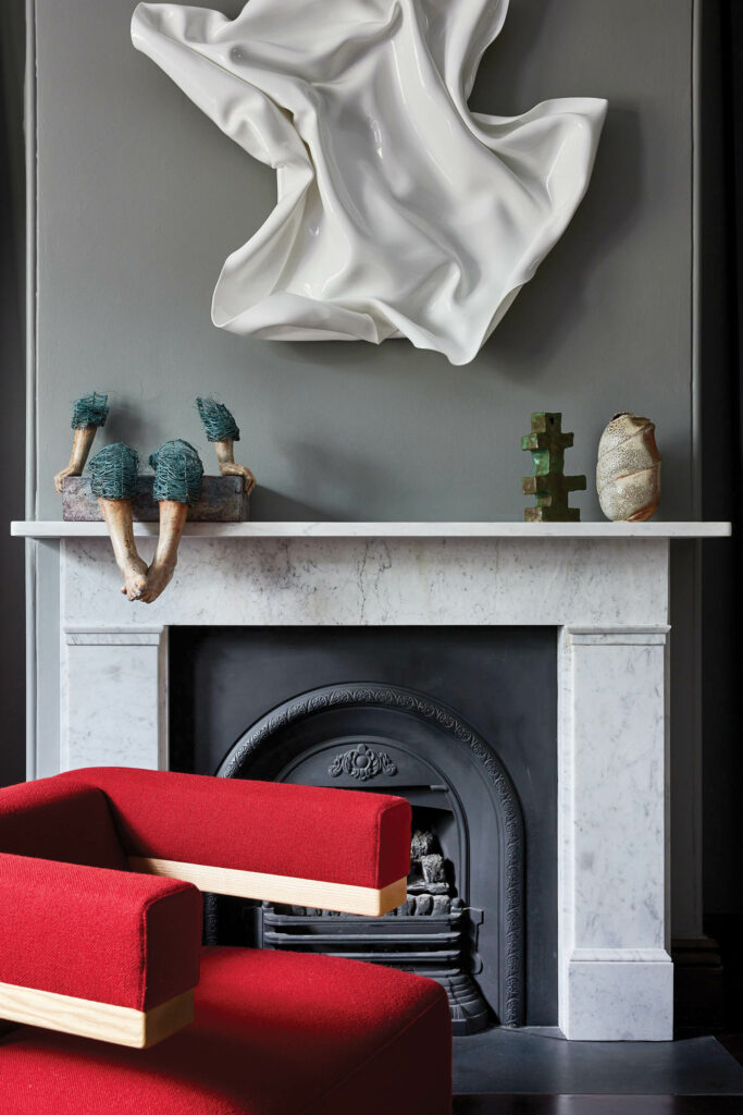 ingridvanderAa床位挂在小屋前厅壁炉上