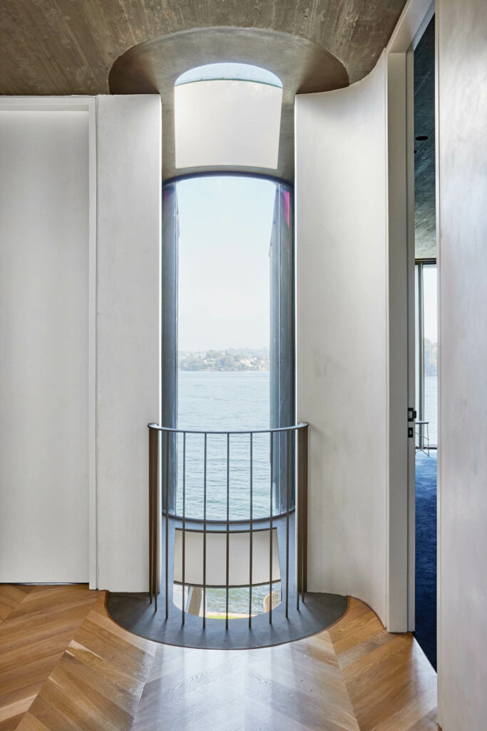 贪心家的钢玻璃面孔 提供悉尼港景