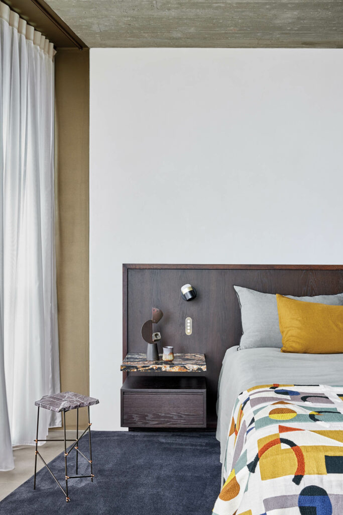 主卧室床上彩色图形覆盖