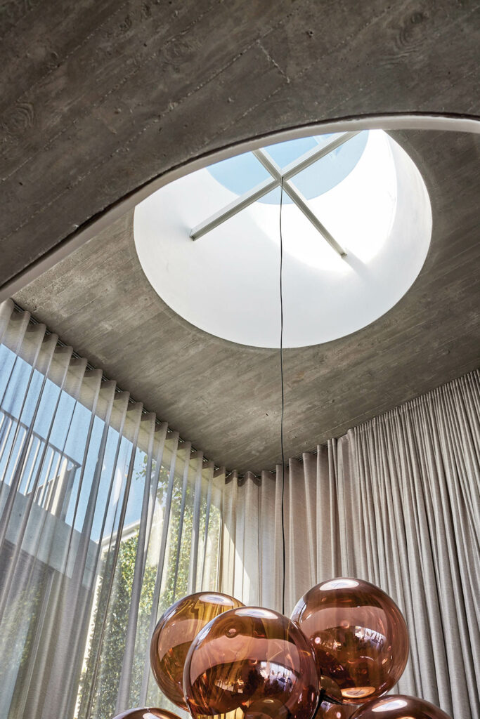 Tom Dixon环球Burst吊机挂在雪梨小屋餐区上方天空