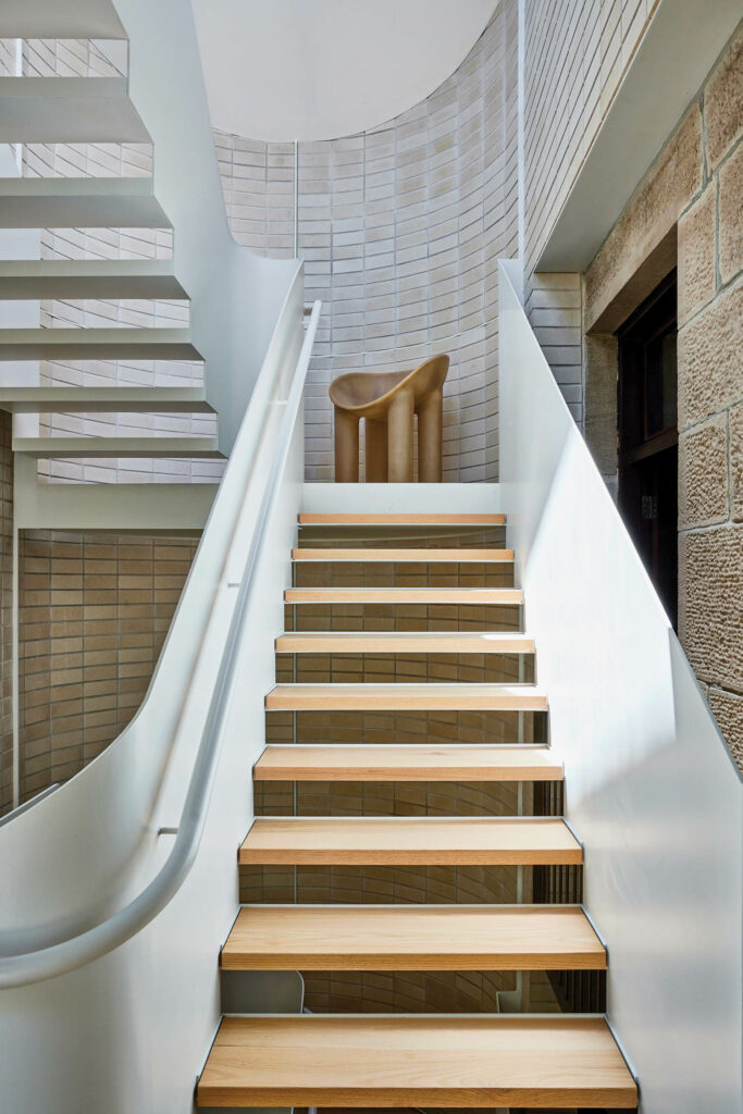 木屋内钢和橡树楼梯