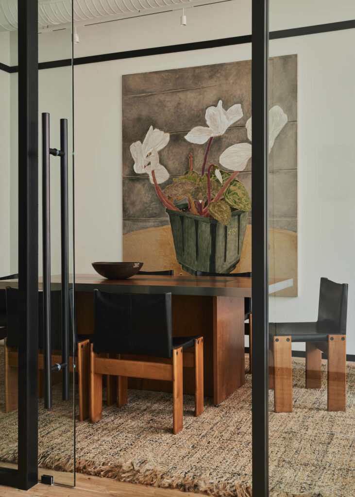 Hayley Barker线人机油(2022年)挂在办公楼