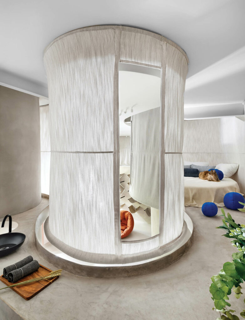 阁楼中树冠从战略上为地上设置视图开口