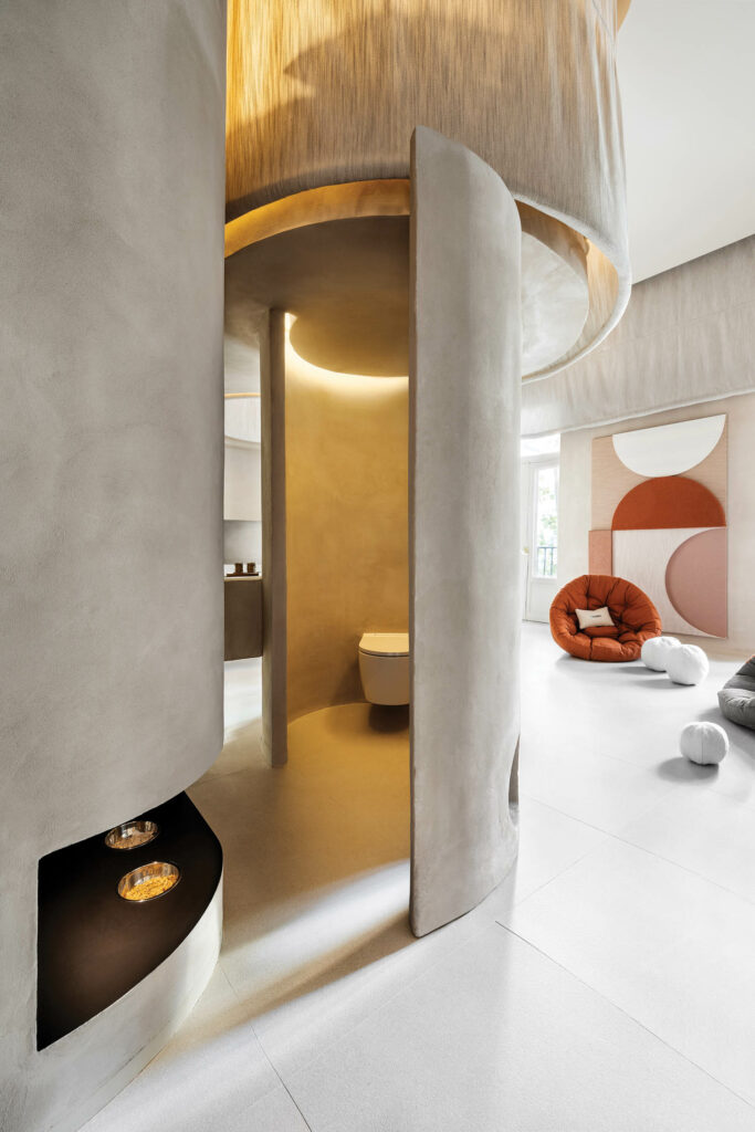 曲线柱隐藏卫生间和猫餐盘