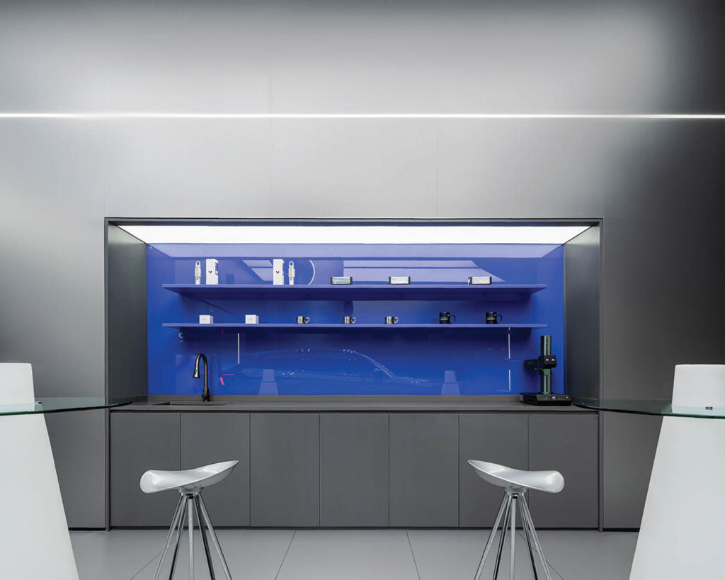 光池墙旁两块灰凳并装有架子