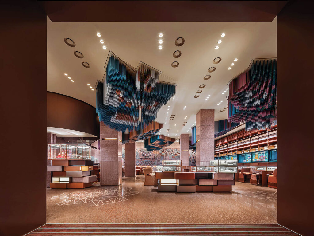 首饰商店 天花板安装金属条状图案组成丛林动物