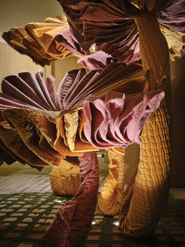 住宅销售中心内抽象花卉安装