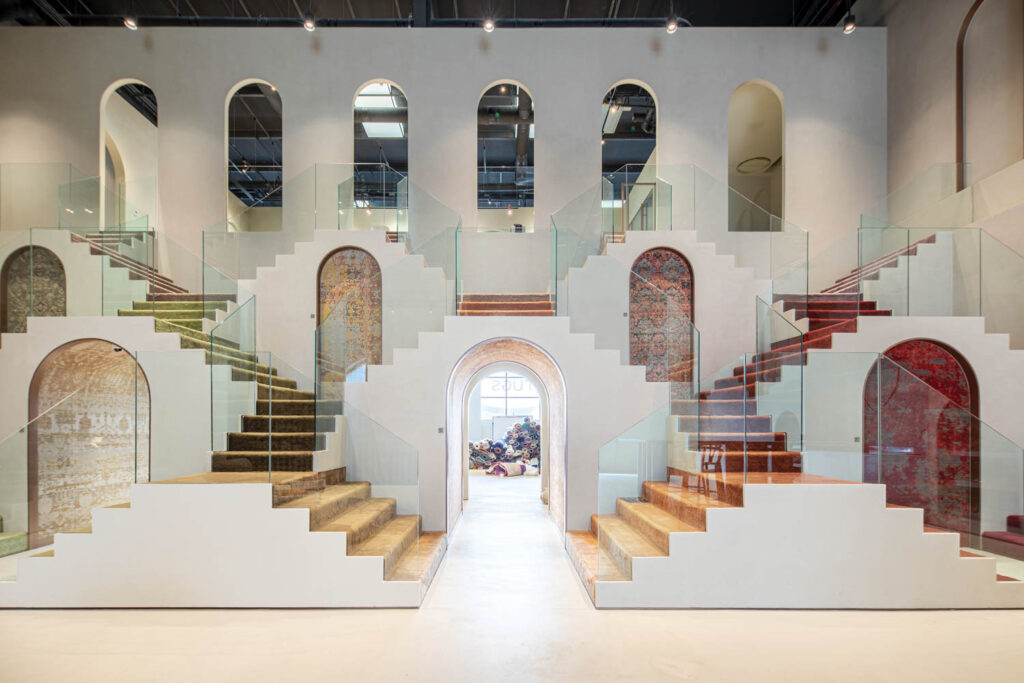 斋浦尔Rugs主区配有一对白楼梯