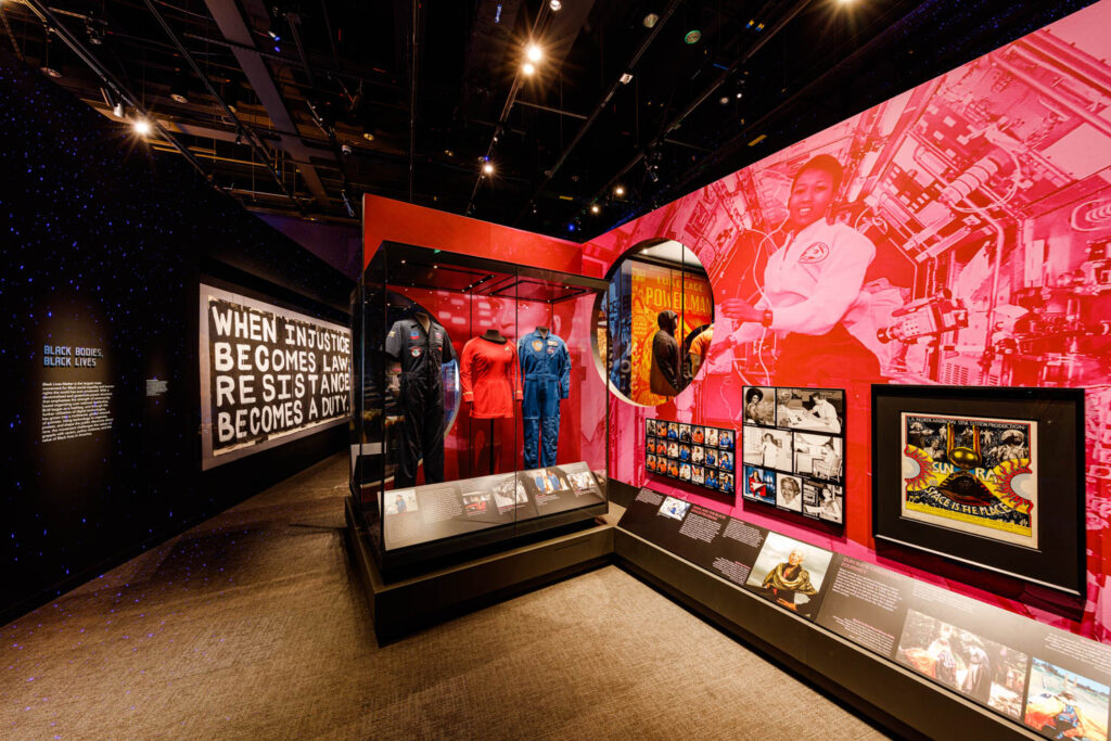 红色安装墙上挂有图像