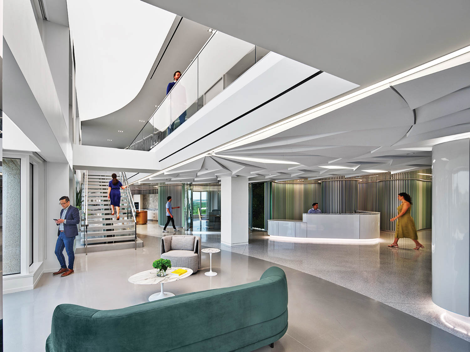 高天花板和绿沙发办公空间