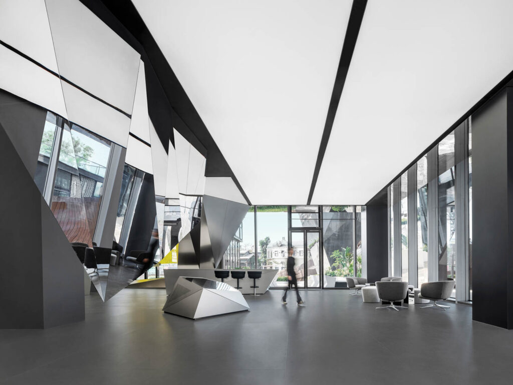 楼内人走过大厅