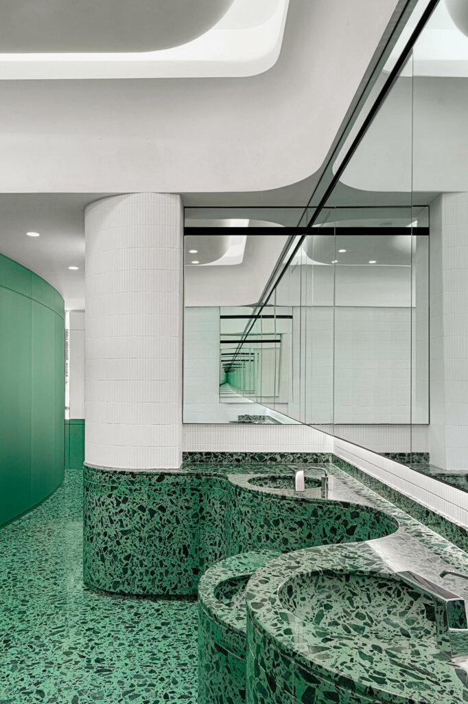 镜中绿色公共洗手间