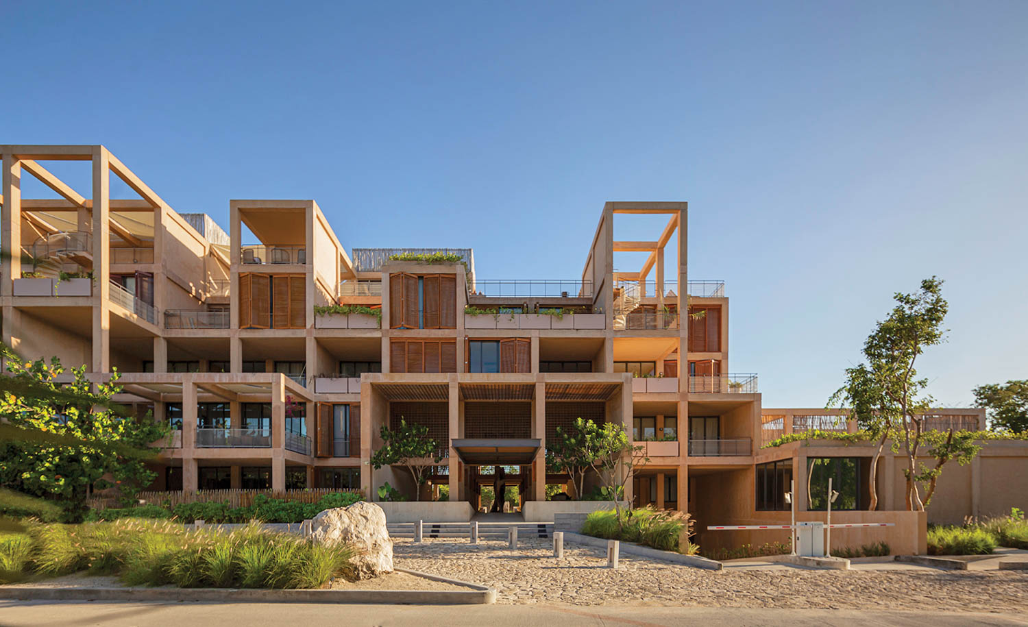 多单元住宅院外