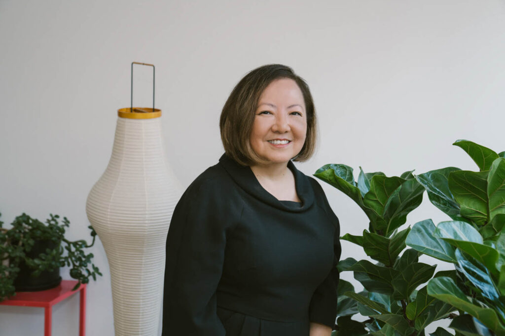 照片Amy Hau站在房前灯厂