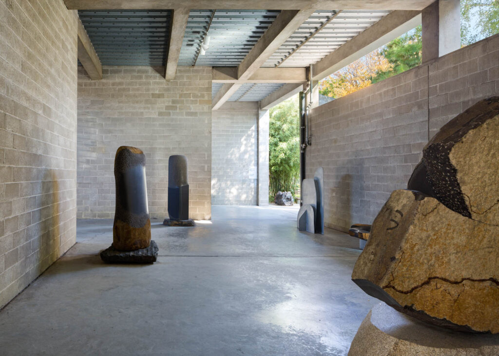 博物馆院装雕塑和砖墙