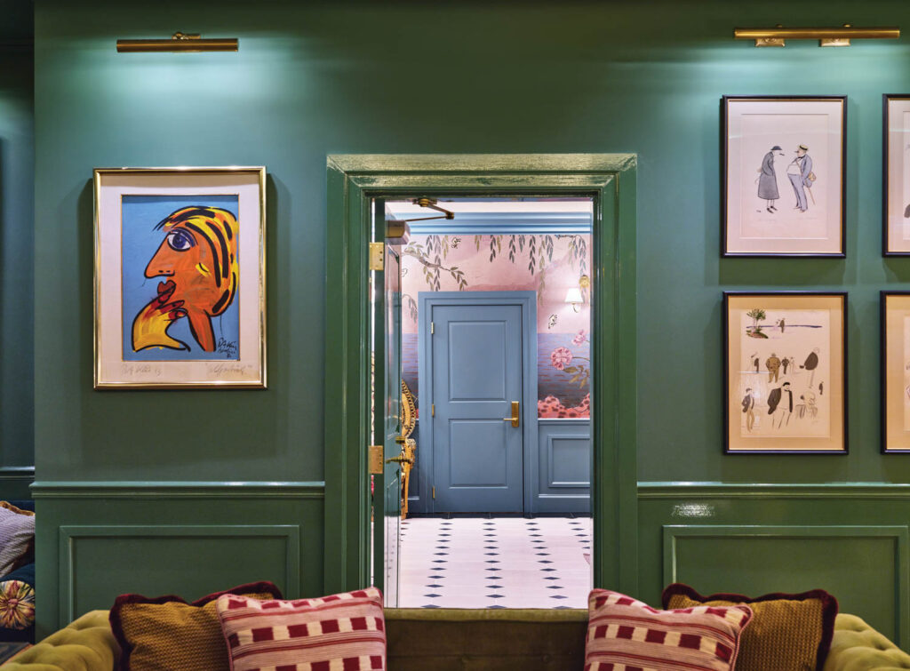 深绿室墙上装饰