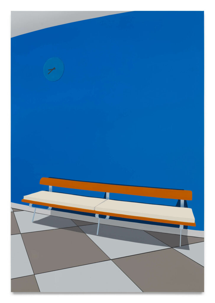 单坐长椅和深蓝墙和时钟