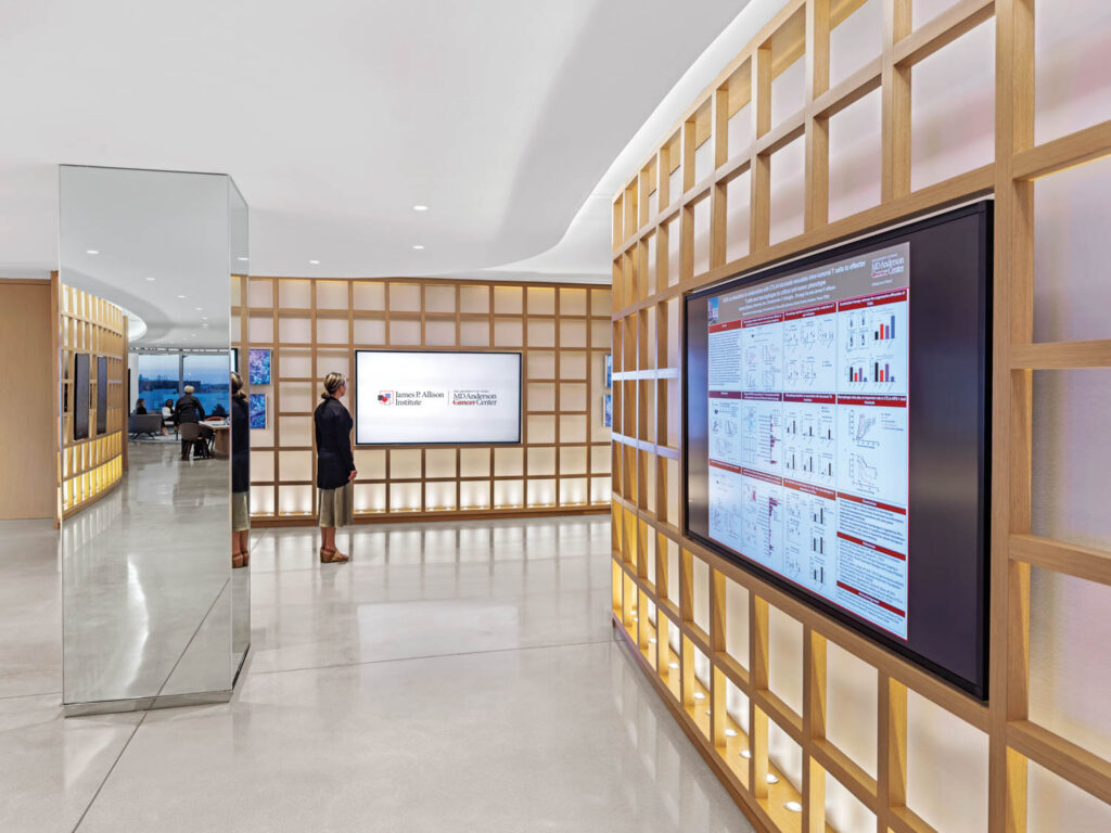 站在走廊上的妇女镜像、木片分片机和电视屏幕