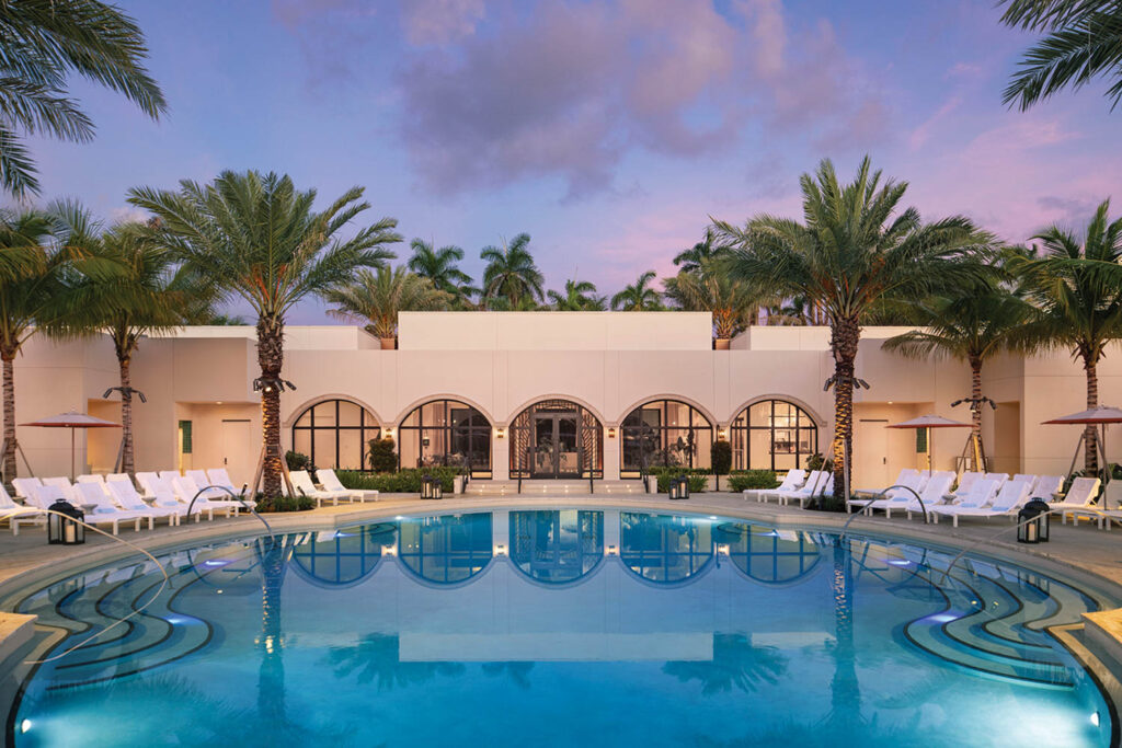 池子环绕棕榈树