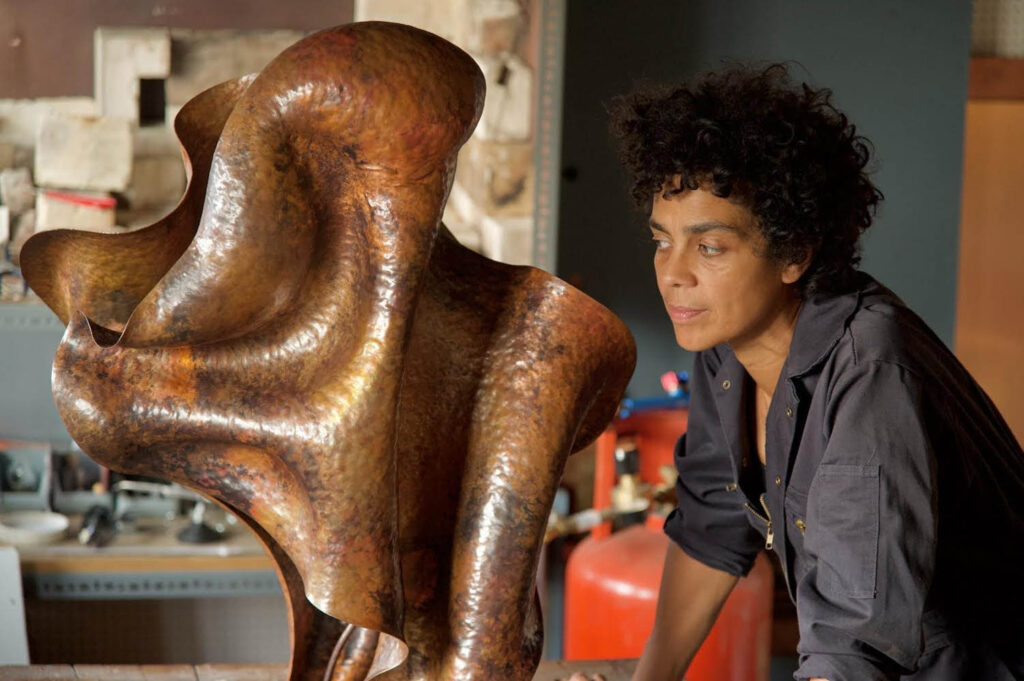 Adeesi Ukairo冒充雕像