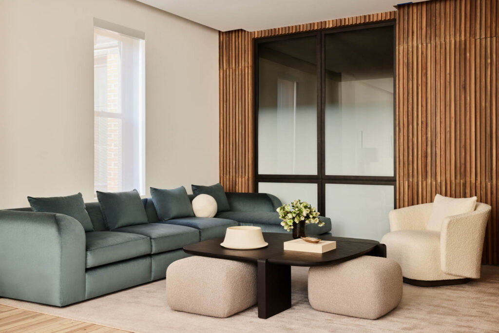 显示室中性色、棕色窗帘和蓝沙发