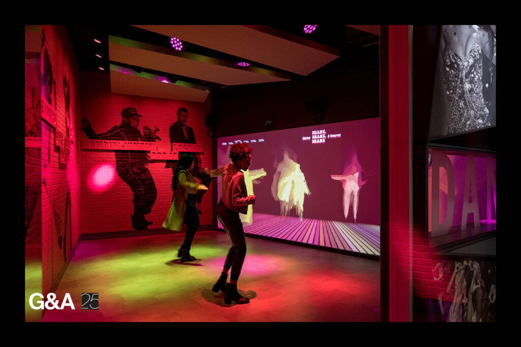 带亮红灯的房间 和人跳前屏幕