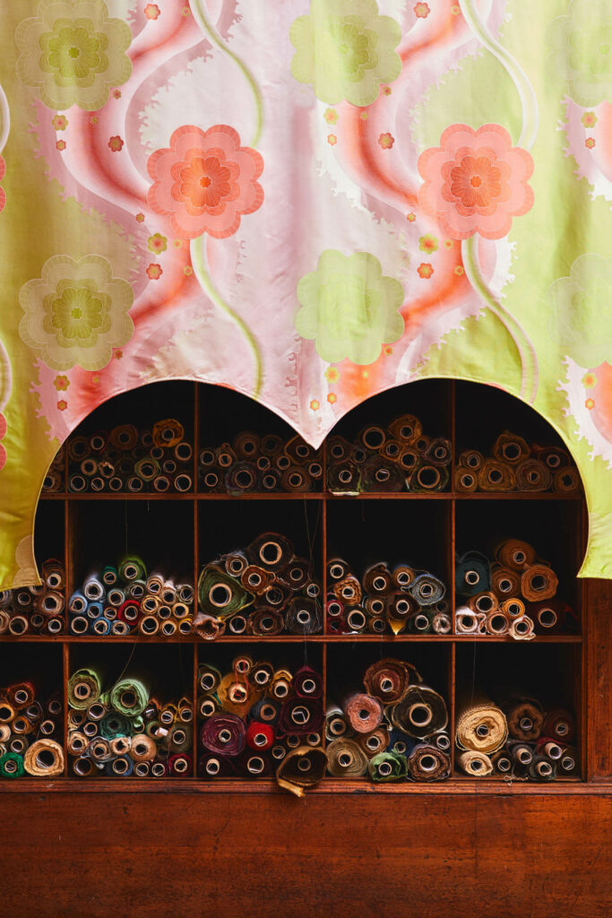 书架上线库前的淡绿色橙色背景