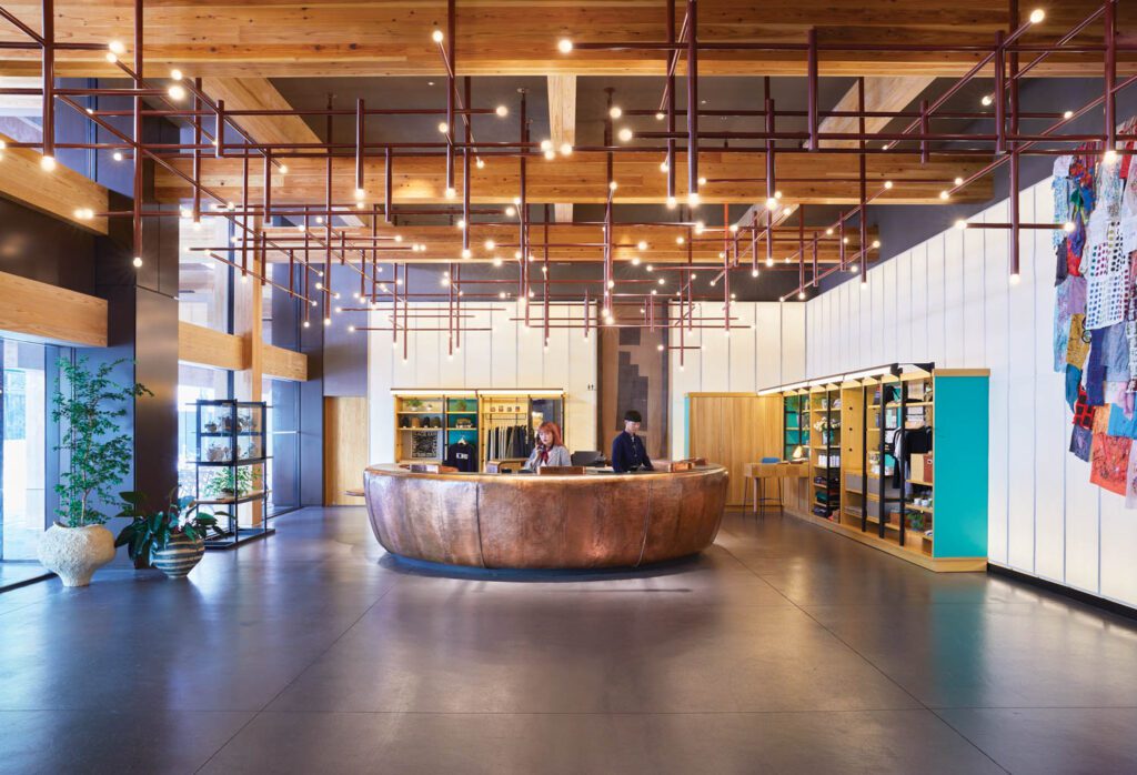 铜管照明系统挂在大堂装饰前台上方照片由Yoshihiro Makino提供