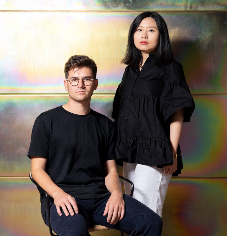 Alex Holloway和 Nali对面彩虹墙