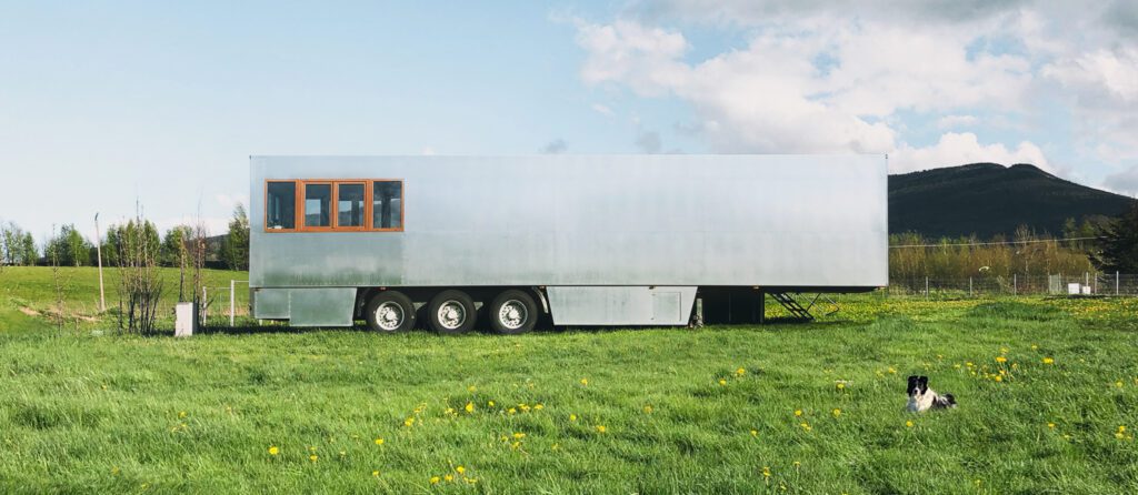 yabo app移动宾馆是事务所设计的四个移动项目之一照片由Znamy SiZQ/Izabela Retka提供