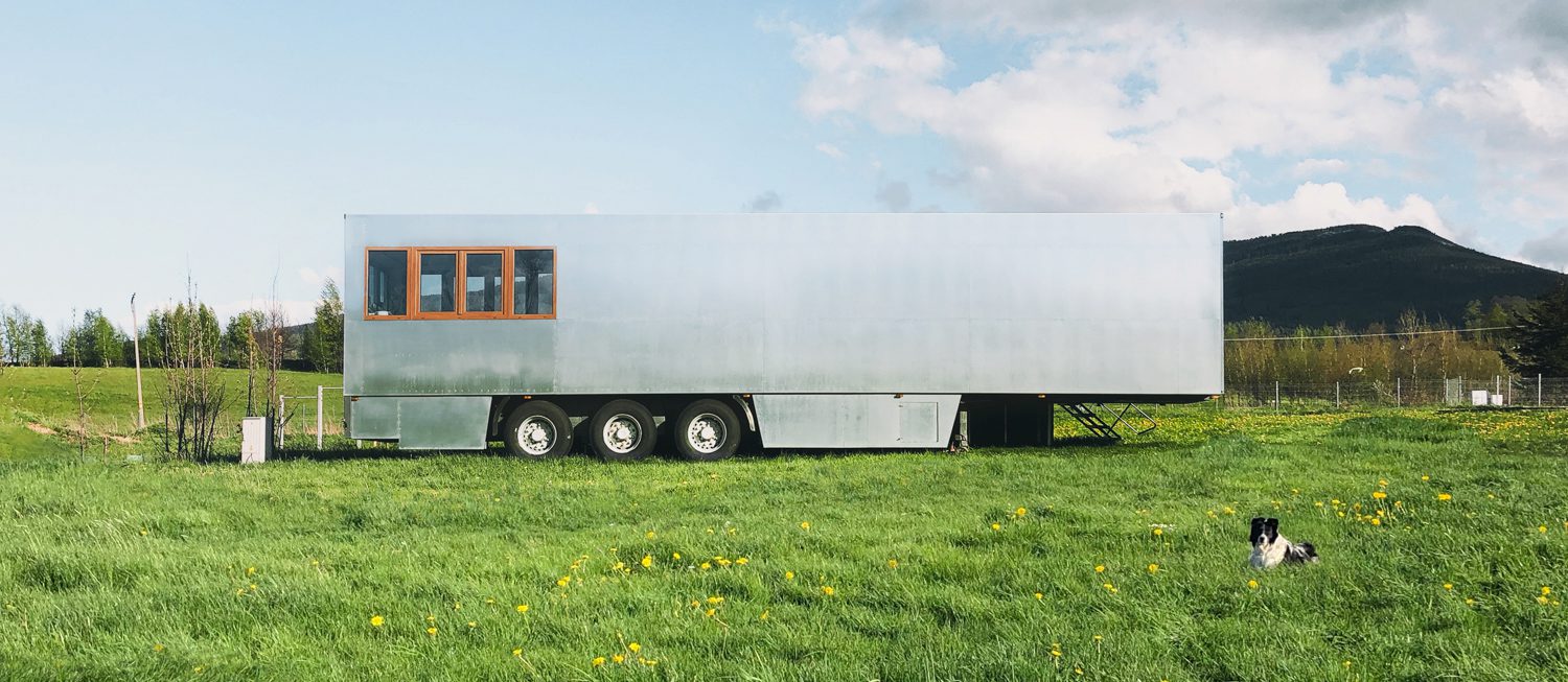 yabo app移动宾馆是事务所设计的四个移动项目之一照片由Znamy SiZQ/Izabela Retka提供