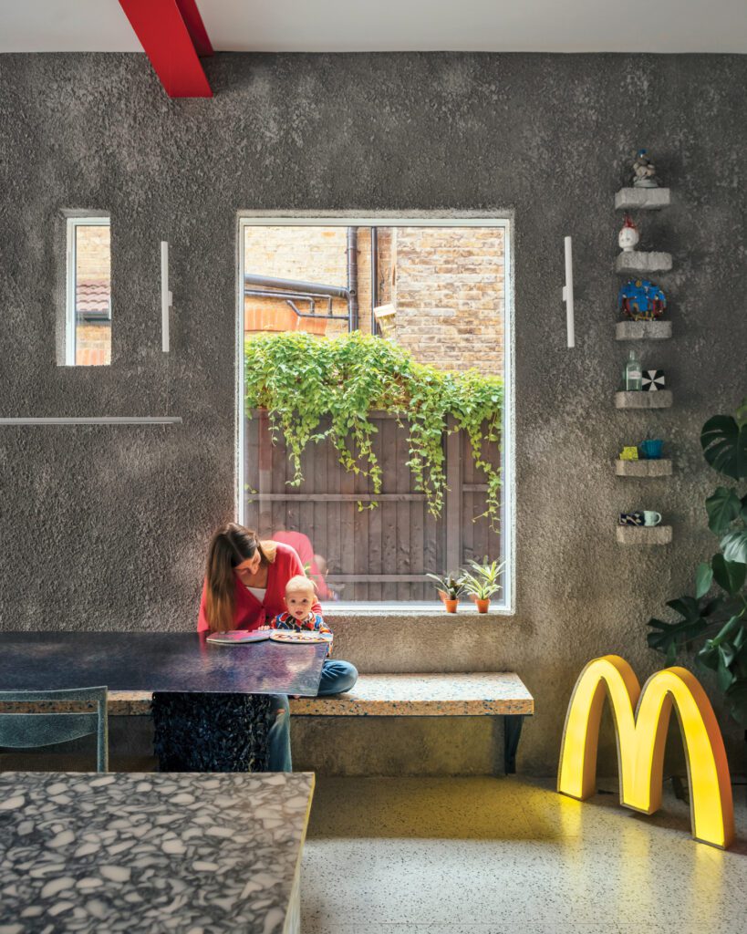 巴恩斯把前厨房侧门改成窗子 并覆盖环墙粗糙,像石膏麦当劳牌为eBay查找