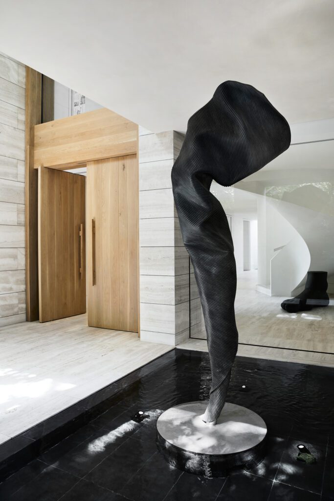 私有进场中 雕像从反射池爬起 靠近一串木门