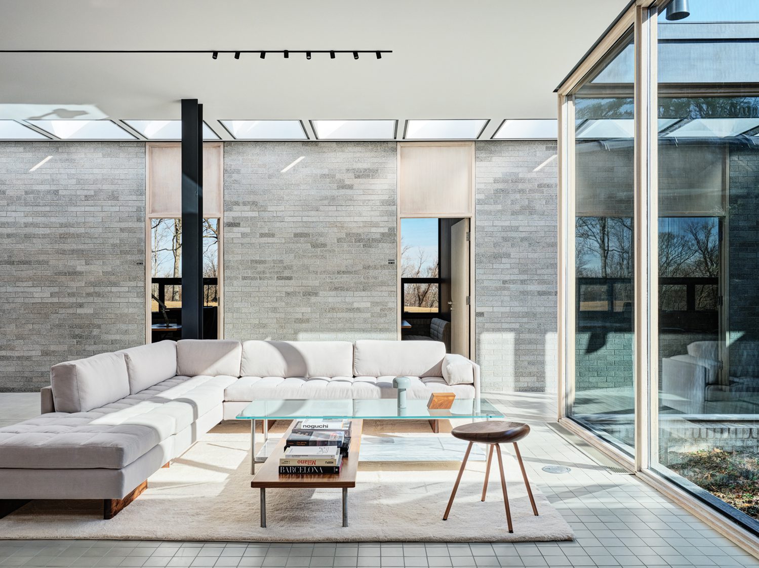 休息室非对称区块、peble凳子和图层表照片由Michael Biondo提供