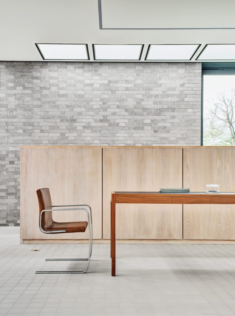 PoulKjaerholm1974年臂椅摘自纽约画廊研发公司收藏的“现代生活:Schlumberer大楼设计艺术”和Bassem照片由Michael Biondo提供